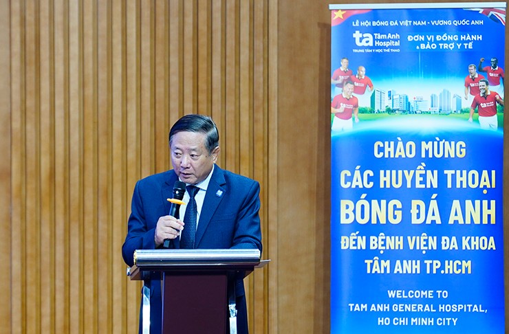 PGS.TS.BS Trần Quang Bính - Giám đốc chuyên môn BVĐK Tâm Anh TP.HCM, phát biểu chào đón các huyền thoại Manchester Reds tới trải nghiệm y tế và giao lưu tại BVĐK Tâm Anh