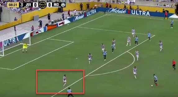 Doku lùi&nbsp;một nhịp để lừa Alberto Costa tiến lên, trước khi mở tốc lách xuống phía sau đón đường chuyền của Ait-Nouri
