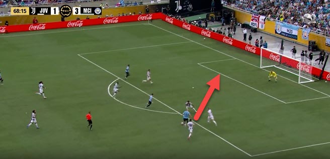 Bàn thứ 4 của Man City: Foden không đón được quả thả bóng của Haaland, nhưng Savinho đã có mặt ở bên tay trái để tiếp ứng