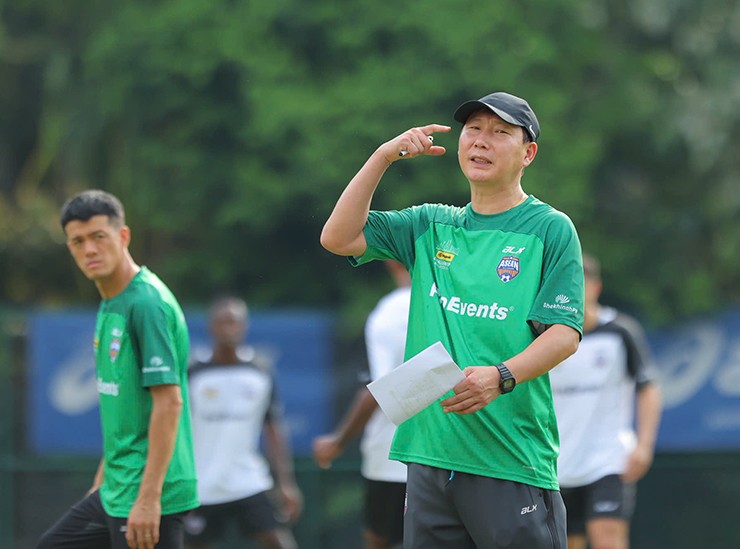 HLV Kim Sang Sik khá đau đầu với lực lượng của đội tuyển các ngôi sao Đông Nam Á, khi phải đến cuối ngày 27/5 thì nhà cầm quân người Hàn Quốc mới có thể chốt đội hình 26 tuyển thủ ASEAN All-Stars đấu MU. Trong đó, nhiều cầu thủ chỉ mới góp mặt và không thể có buổi tập làm quen cùng ASEAN All-Stars.