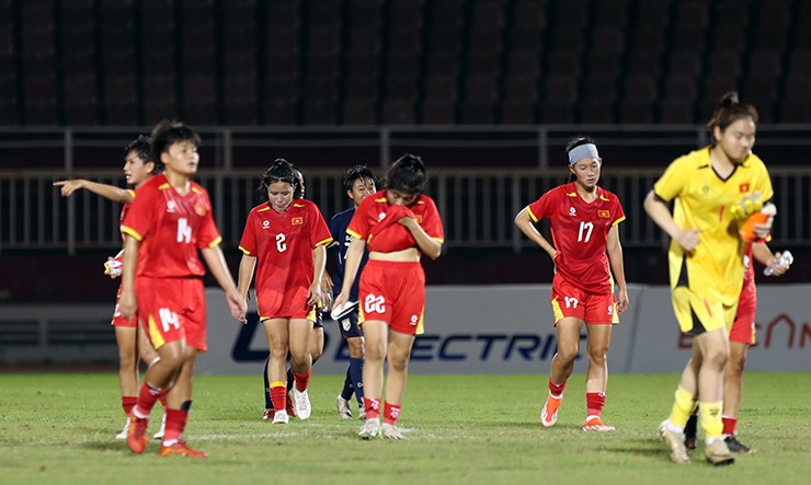 Trong khi các tuyển thủ U19 nữ Việt Nam không thể giấu nổi nỗi buồn thua trận ngay trên sân nhà.
