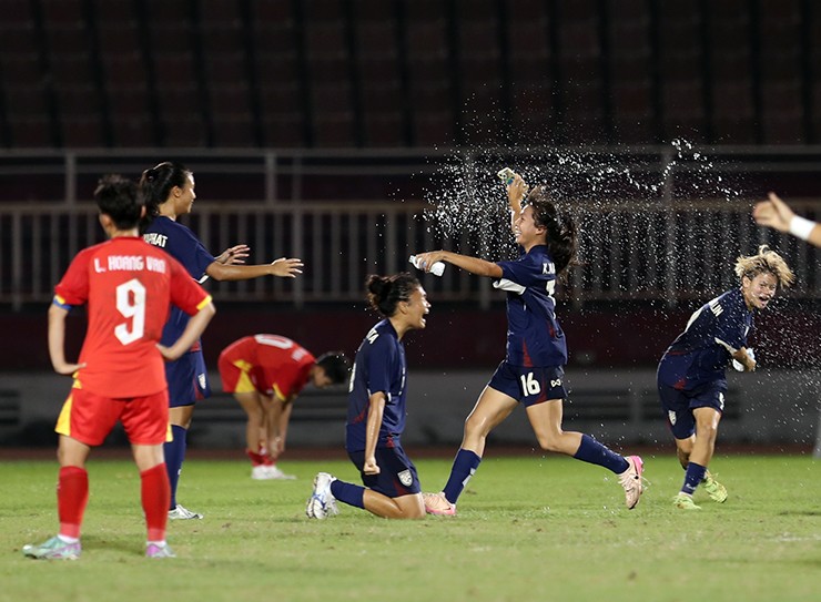 Ngay sau khi trọng tài thổi còi kết thúc trận chung kết U19 nữ Đông Nam Á 2025, các tuyển thủ U19 nữ Thái Lan vỡ òa ăn mừng chiến thắng chung cuộc 3-1 ngay trên sân Thống Nhất.