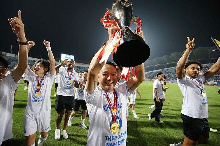 Chiến tích vô địch V-League hai lần liên tiếp của bóng đá Nam Định có dấu ấn không nhỏ của HLV Vũ Hồng Việt.&nbsp;