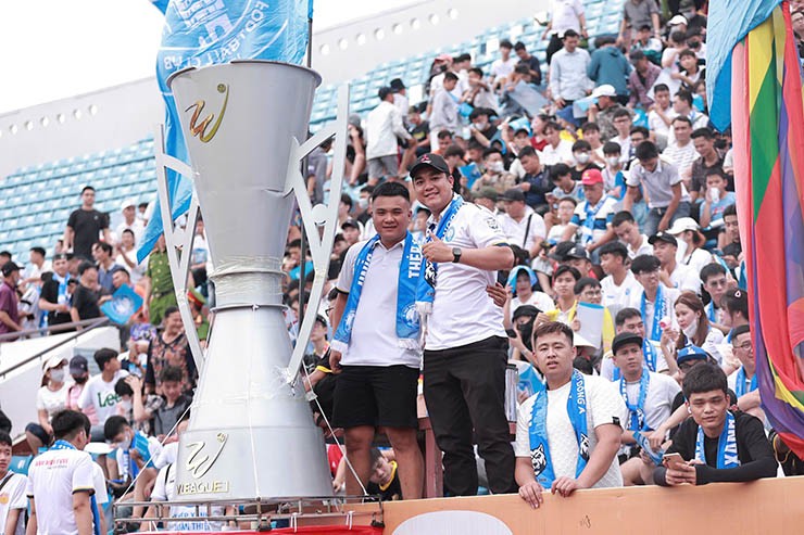 Nam Định rạng rỡ nâng cúp V-League, fan vây kín sân Thiên Trường chia vui - 12