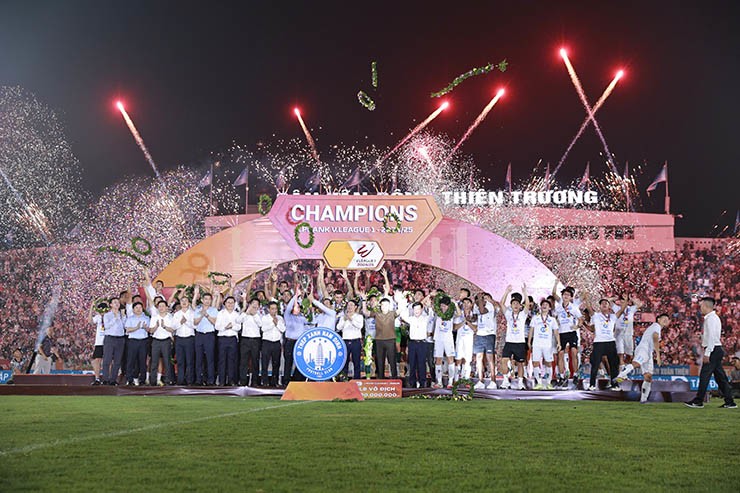 Nam Định rạng rỡ nâng cúp V-League, fan vây kín sân Thiên Trường chia vui - 9
