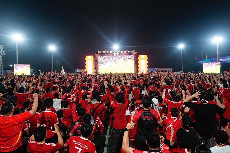 Nhằm ủng hộ&nbsp;cho Man United trong trận chung kết Europa League mùa giải 2024-2025 diễn ra vào rạng sáng ngày 22/5, đã có khoảng 3000&nbsp;người hâm mộ đội bóng tập trung về một sân bóng đá nhân tạo tại quận Tân Bình (TP.HCM) để cùng nhau theo dõi và cổ vũ.&nbsp;