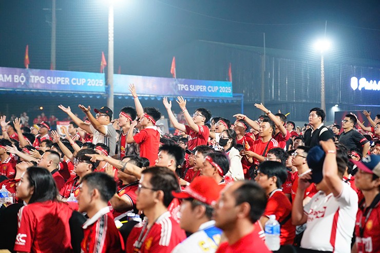 Bước sang hiệp 2, dù MU dồn ép đội hình nhưng các cầu thủ bỏ lỡ cơ hội khiến người hâm mộ tại Việt Nam liên tục trải qua cảm giác tiếc nuối.