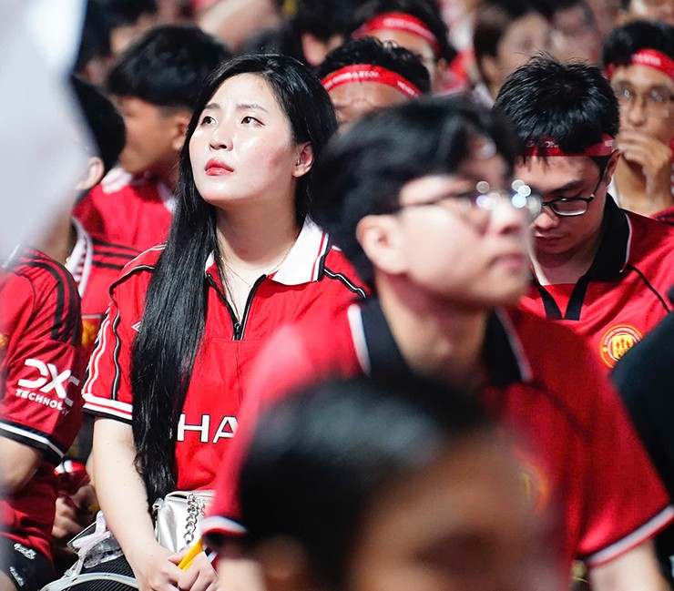 Dù vậy, CĐV của "Quỷ đỏ" vẫn tin tưởng đội bóng sẽ thi đấu tốt hơn ở mùa giải sau: “Tôi theo dõi hâm mộ MU từ lúc nhỏ nên khi được hoà mình vào bầu không khí này tôi rất xúc động. Mặc dù MU đã thi đấu không thành công, tuy nhiên tôi nghĩ nếu không thể bên cạnh lúc họ thất bại thì cũng không đáng được chia vui khi chiến thắng”, bạn Phạm Thị Thu Sương ngậm ngùi chia sẻ.