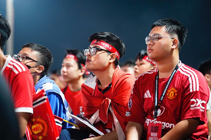Thế trận giằng co sau đó khiến các fan không thể rời mắt khỏi màn hình.