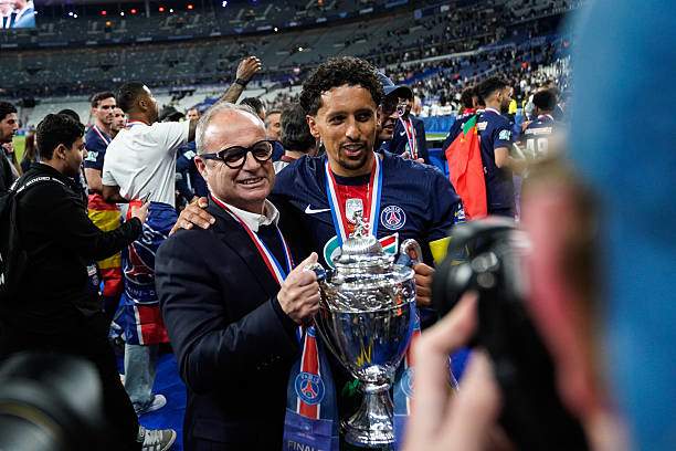 Marquinhos (bên phải) là người duy nhất của PSG còn sót lại từ chung kết Cúp C1 năm 2020. CLB đã thay đổi chóng mặt dưới bàn tay của Luis Campos (trái)