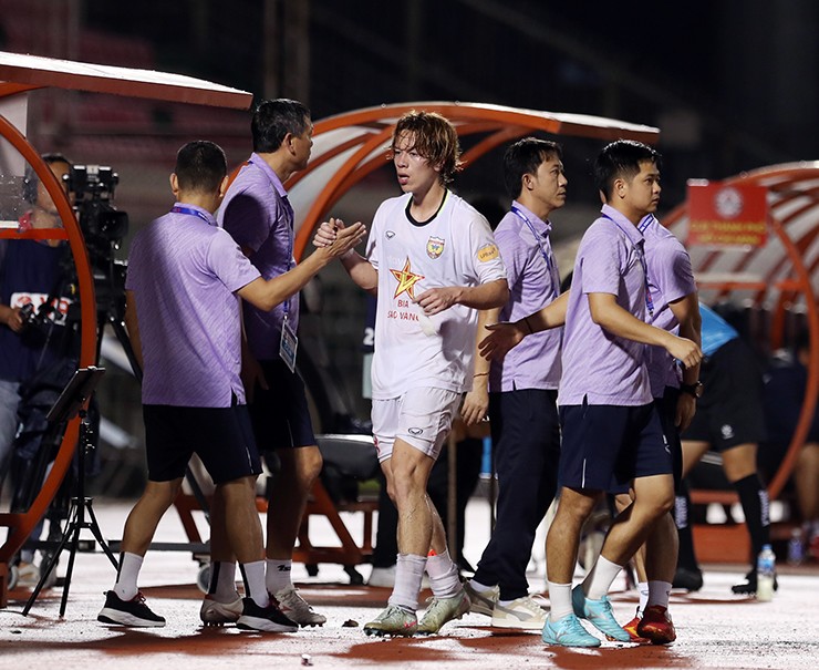 Tiền vệ mang hai quốc tịch Việt - Nga được ban huấn luyện CLB Hồng Lĩnh Hà Tĩnh chúc mừng với bàn thắng may mắn vào lưới TP.HCM.