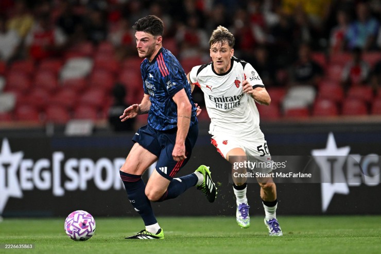 Arsenal nỗ lực tấn công trong hiệp một