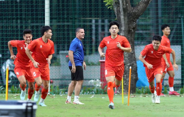 Đáng chú ý, sau một ngày nghỉ ngơi hồi phục vì bị mỏi cơ, tiền đạo Nguyễn Đình Bắc đã có thể trở lại tập luyện bình thường cùng đồng đội.