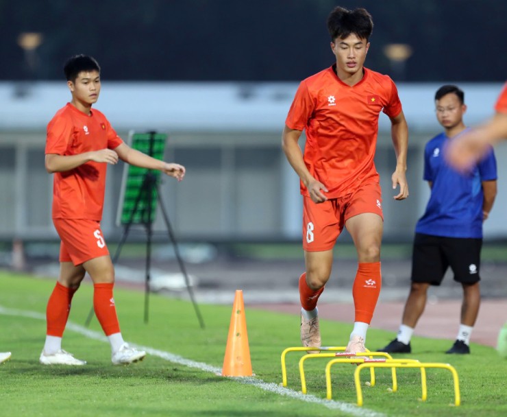 Các tuyển thủ U23 Việt Nam nhanh chóng thực hiện các bài khởi động cùng HLV thể lực Cedric Rogers