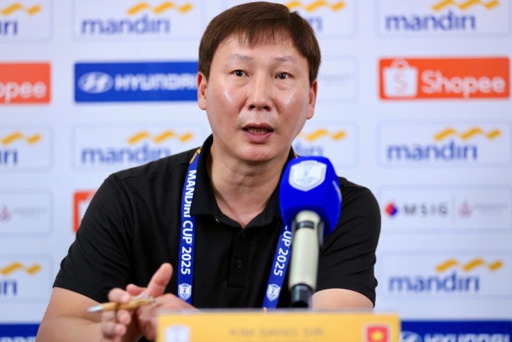HLV Kim Sang Sik hài lòng với chiến thắng đầu tay