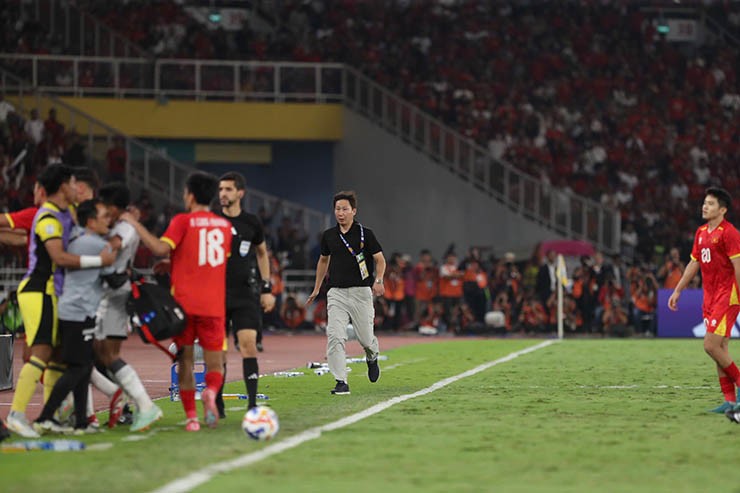 Máu lửa U23 Việt Nam va chạm U23 Indonesia, Đình Bắc bị tấn công - 15
