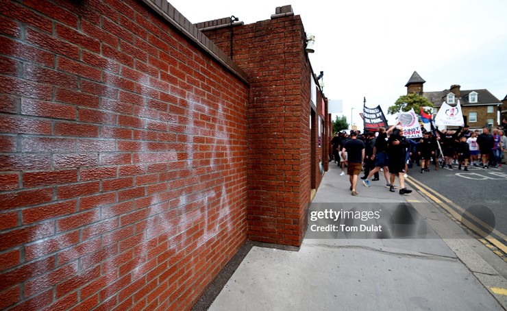 CĐV còn vẽ lên tường ngoài sân Selhurst Park