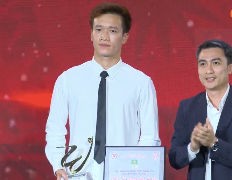 Hoàng Đức nhận “cú đúp” danh hiệu cá nhân:&nbsp;Cầu thủ xuất sắc nhất giải và góp mặt trong đội hình tiêu biểu. Ảnh BTC