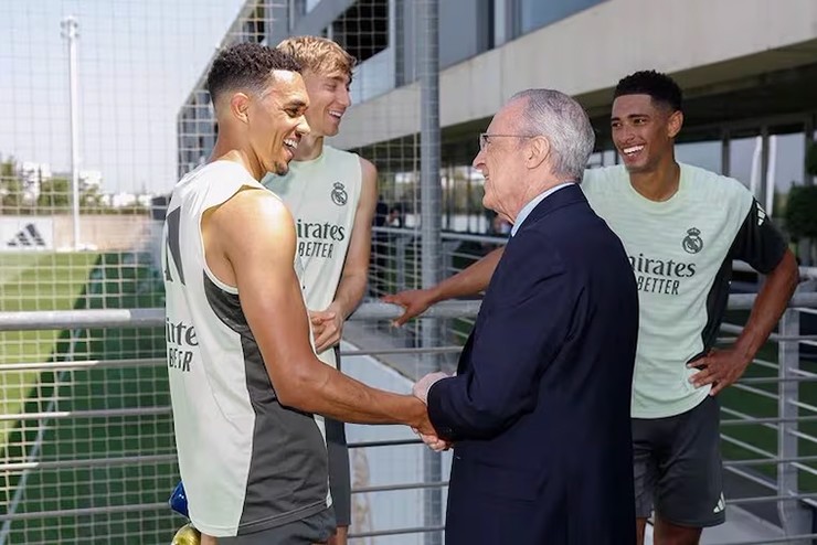 Chủ tịch Perez trò chuyện cùng Trent, Huijsen và Bellingham