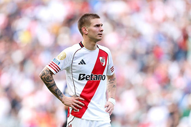 Franco Mastantuono được Real Madrid đưa về Bernabéu với bản hợp đồng 63 triệu euro từ River Plate