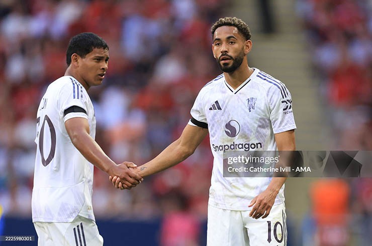 Matheus Cunha (bên phải) và Diego Leon ra mắt fan MU