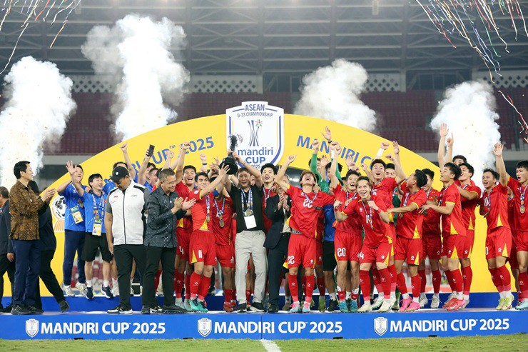 HLV Kim Sang Sik cùng các học trò nâng cao chức vô địch U23 Đông Nam Á 2025