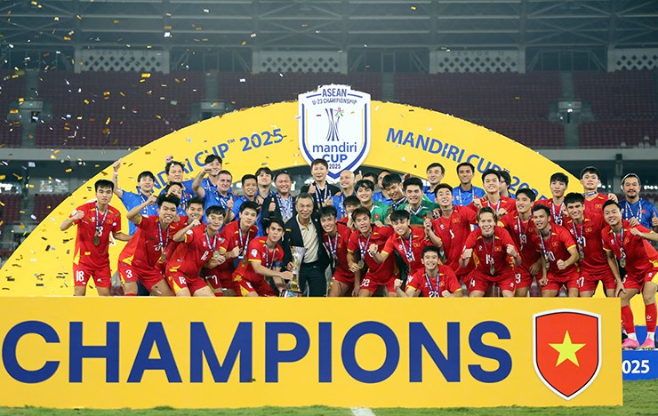 U23 Việt Nam nâng cao cúp vô địch U23 Đông Nam Á 2025