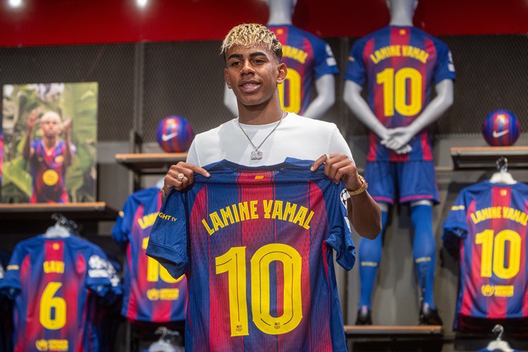 Yamal chính thức tiếp quản chiếc áo số 10 huyền thoại tại Barcelona