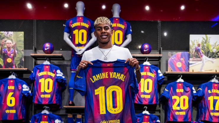 Fan Barcelona chen nhau để mua áo số 10 của Yamal