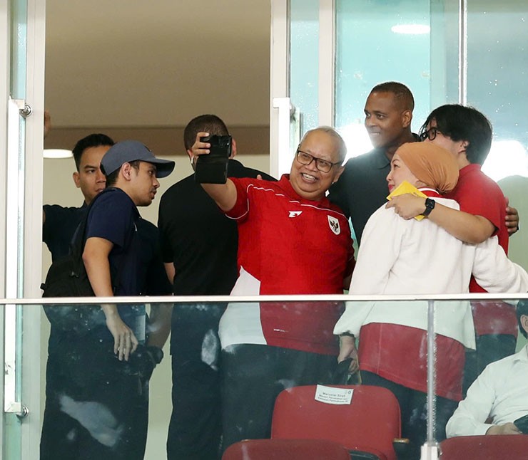 Trên khán đài VIP sân Bung Karno, một nhân vật khác nhận được sự chú ý của truyền thông Indonesia là HLV Patrick Kluivert của ĐTQG Indonesia.