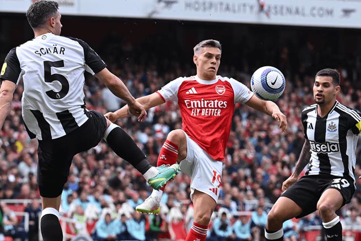 Newcastle gặp nhiều bất lợi trước Arsenal