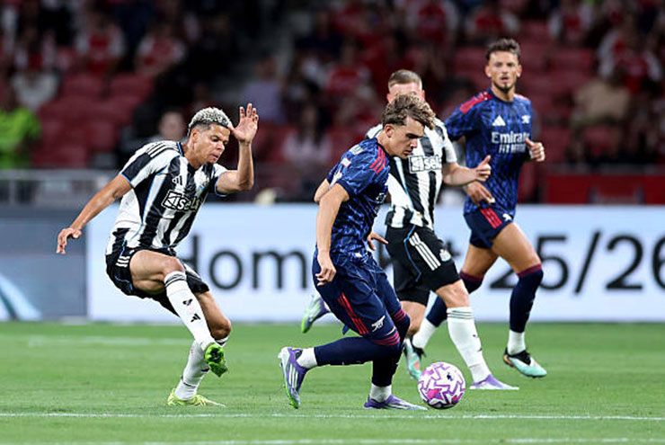 Dowman xử lý mượt mà và qua người khá dễ trước nhiều cầu thủ Newcastle dày dạn kinh nghiệm