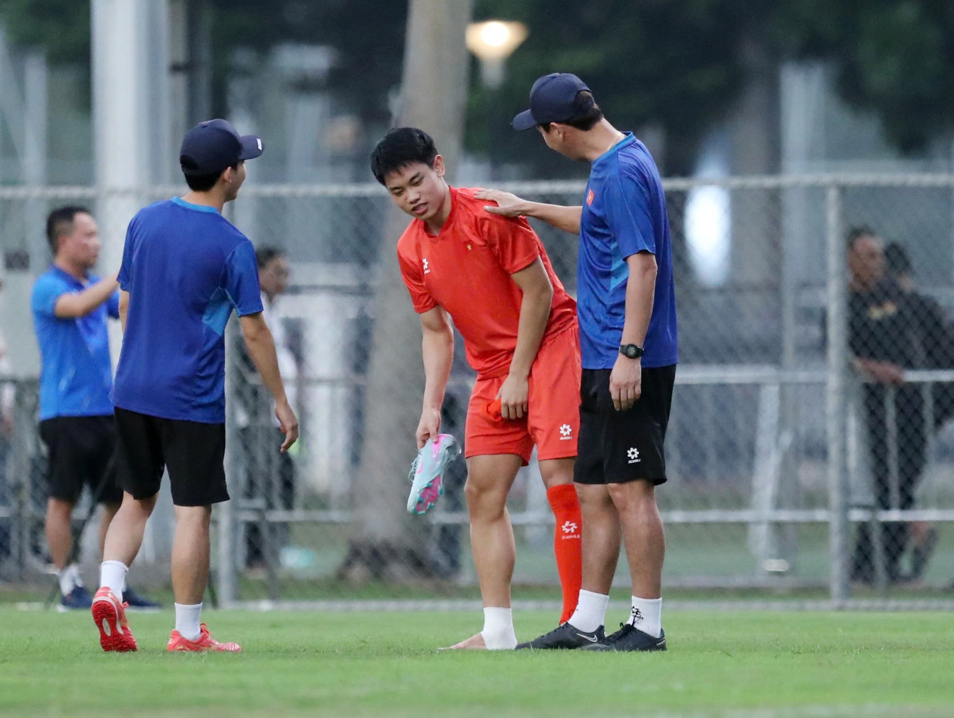 Thầy Kim trò chuyện khá lâu với bác sĩ về tình hình sức khỏe của Đình Bắc, rồi quyết định cho tiền đạo sinh năm 2004 ra tập riêng
