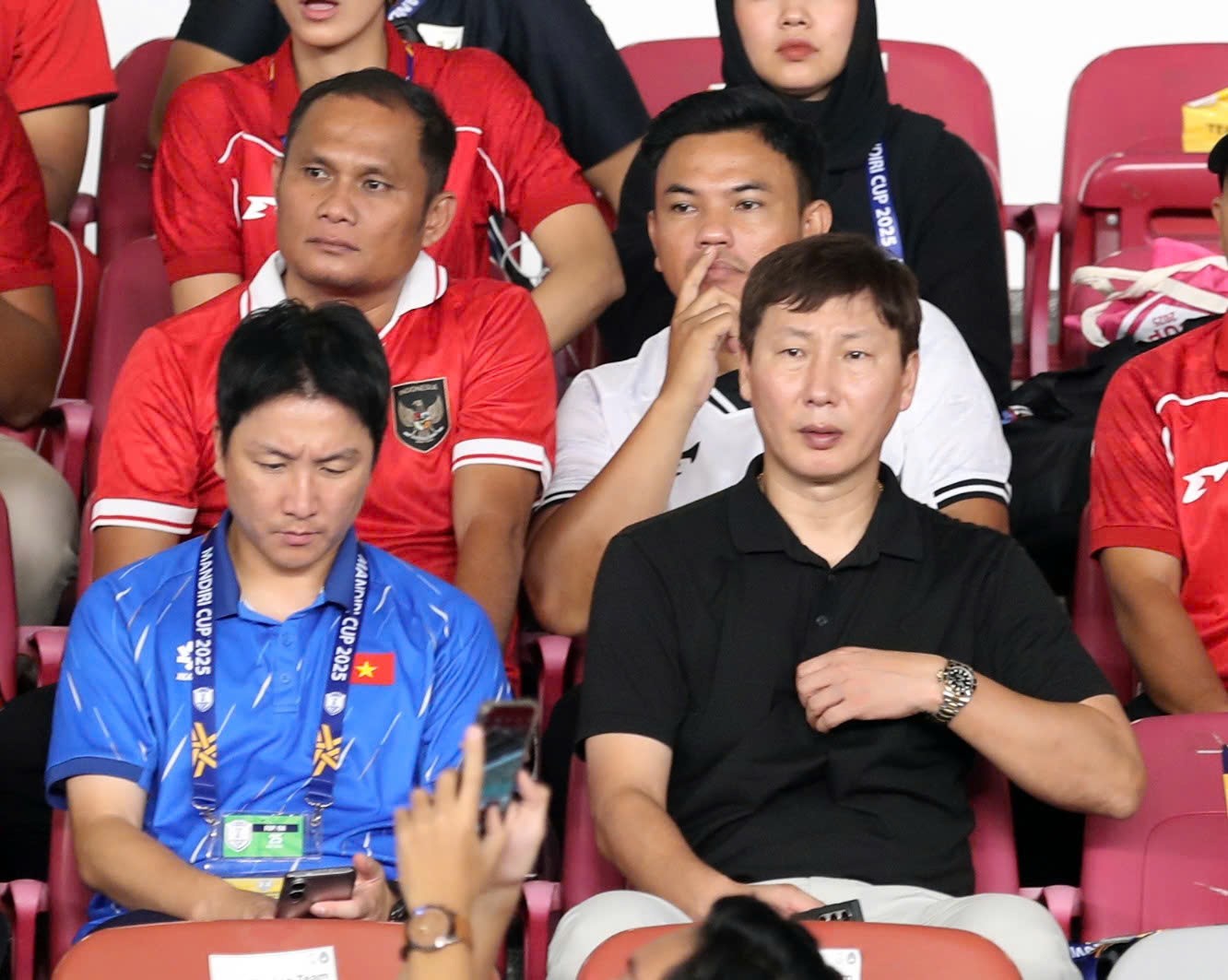 Kết thúc phần trả lời họp báo sau trận đấu giữa U23 Việt Nam và U23 Philippines, HLV Kim Sang Sik không lên xe về khách sạn cùng các học trò