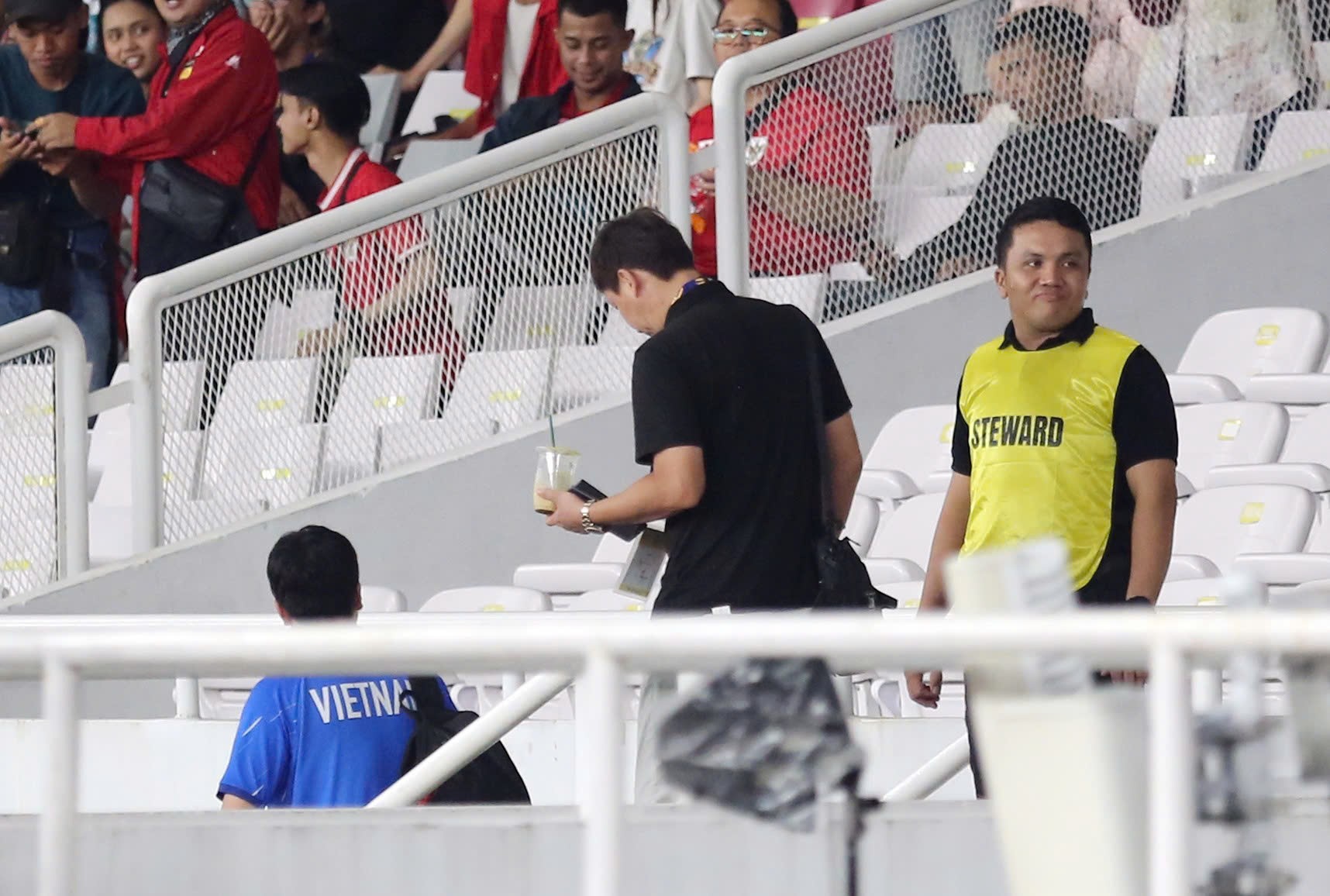 Dù vậy, HLV Kim Sang Sik đã bất ngờ cùng các trợ lý đi về khi U23 Indonesia có bàn gỡ hòa 1-1 ở phút 84, để tránh kẹt xe sau khi trận đấu kết thúc