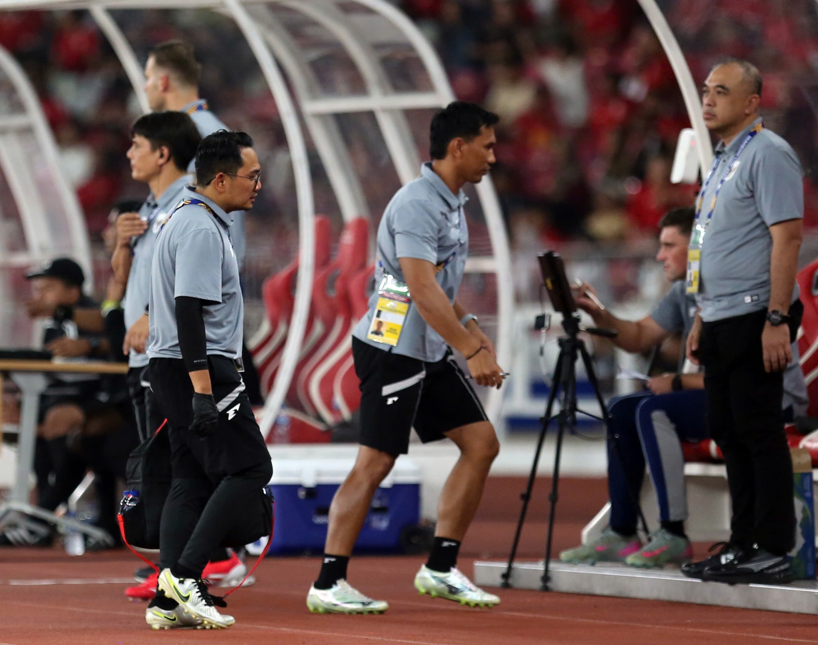 “Chúng tôi sẽ đưa Jens Raven đi kiểm tra chấn thương vào ngày 26/7”, một thành viên ban huấn luyện U23 Indonesia có tên Ahmed Zaki Iskandar tiết lộ