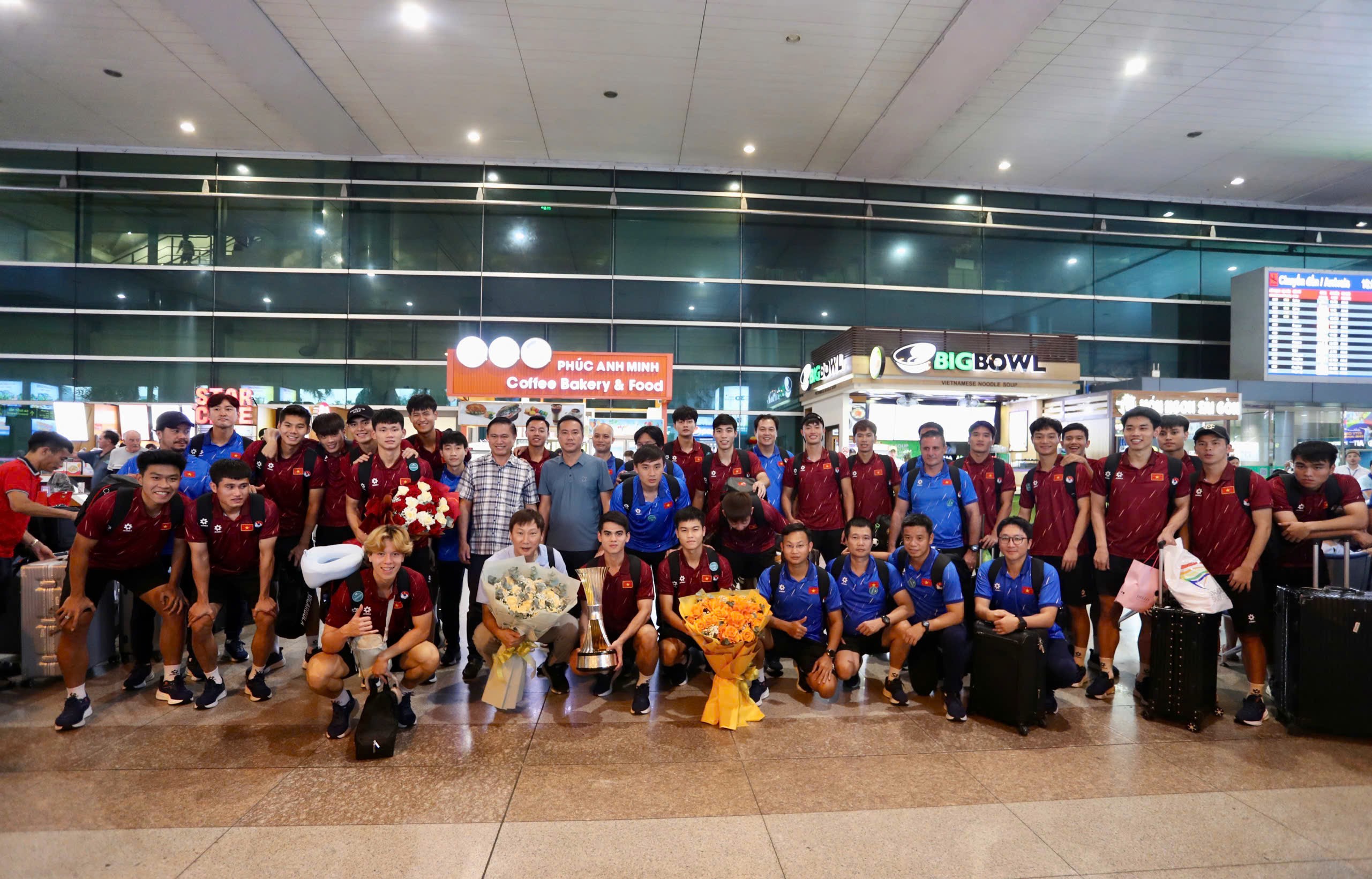 Trực tiếp U23 Việt Nam về nước: Thầy trò HLV Kim Sang Sik chia sẻ về chặng đường vô địch - 16