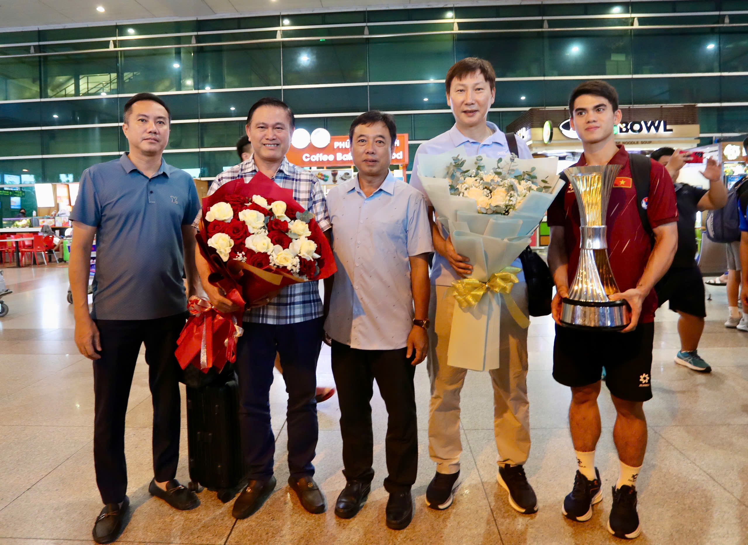 Trực tiếp U23 Việt Nam về nước: Thầy trò HLV Kim Sang Sik chia sẻ về chặng đường vô địch - 15