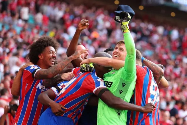 Dean Henderson (áo xanh) cản phá 2 quả luân lưu của Liverpool