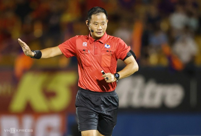 Trọng tài Trần Đình Thịnh bắt chính tại V-League 2024-2025. Ảnh: Đức Đồng