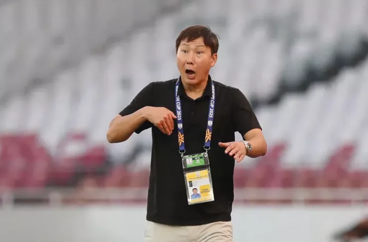 Ông Kim vẫn theo dõi mọi động tĩnh ở tuyển quốc gia khi cầm quân U-23 Việt Nam. Ảnh: CCT