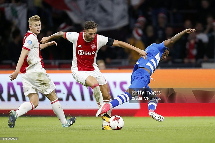 Mitchell Dijks sát cánh cùng De Ligt ở hàng thủ CLB Ajax.