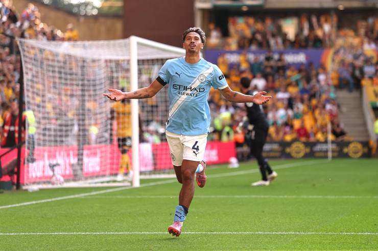 Reijnders tỏa sáng ngay trận ra mắt Premier League.