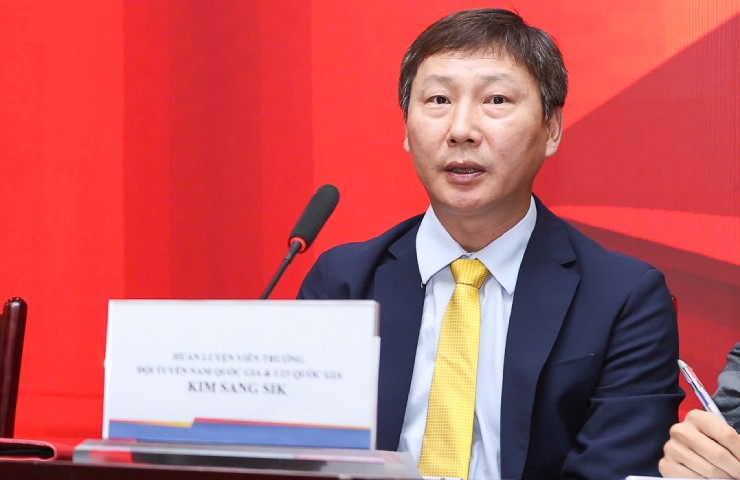 HLV Kim Sang Sik bày tỏ niềm vui vì có thêm sự phục vụ của các cầu thủ Việt Kiều&nbsp;