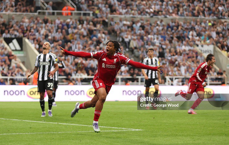 Cầu thủ 16 tuổi Ngumoha ghi bàn muộn giúp Liverpool đánh bại Newcastle