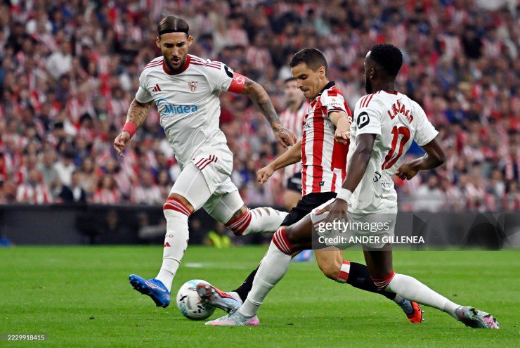 Sevilla (áo trắng) gặp khó khăn khi làm khách đến sân Bilbao