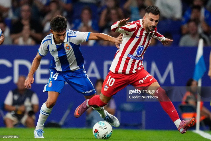 Atletico Madrid (áo đỏ) chiếm thế chủ động