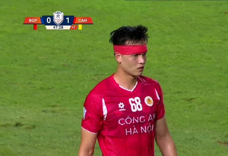 Rất may ngay sau đó Việt Anh vẫn có thể thi đấu&nbsp;