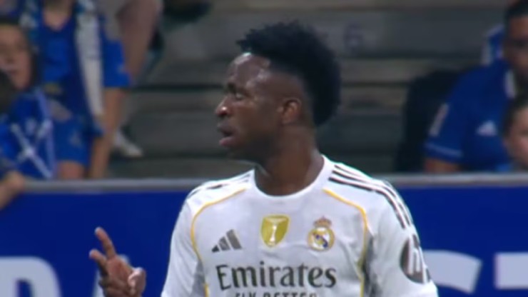 Vinicius bị tố có hành động chế nhạo fan đội chủ nhà Oviedo