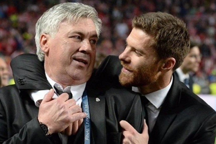 Alonso (phải) đối mặt bài toán khiến Ancelotti đau đầu mùa trước.&nbsp;